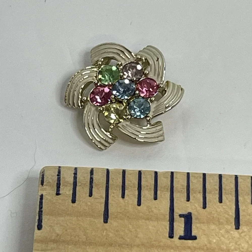 Sarah Coventry Silver Tone Multicolored Rhinestone Pin Brooch Or Pendant Vintage